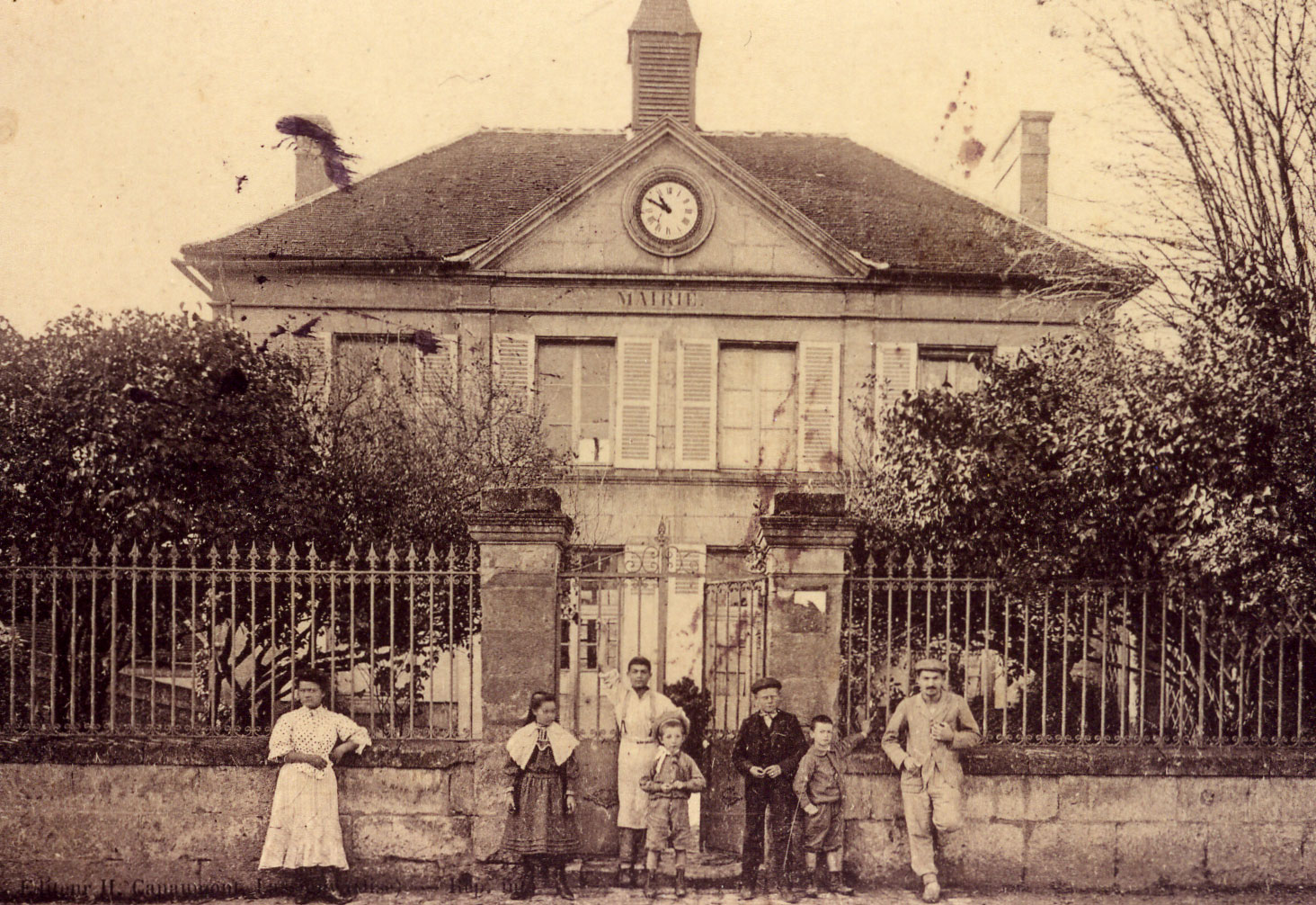 Jusqu'en 1936, la mairie se trouvait rue de la République, dans la bâtiment de l'actuelle perception. Ancienne mairie
